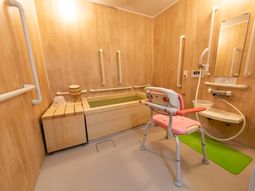 バリアフリー設計の浴室