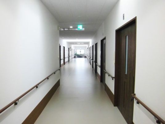 広々とした清潔な廊下