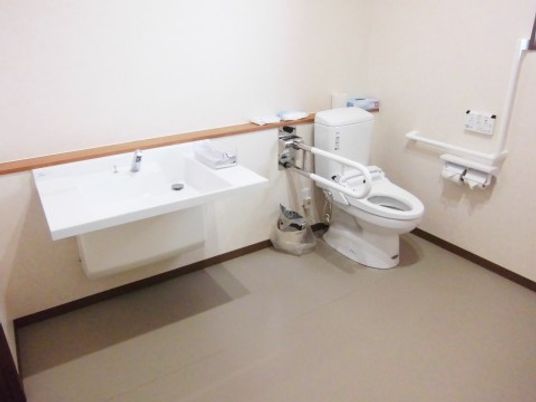 バリアフリーのトイレ空間