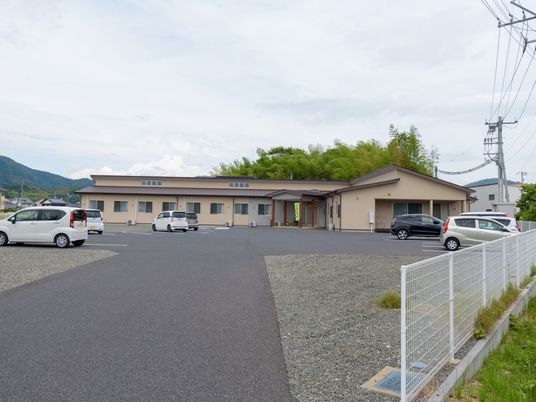 広々とした駐車場のある建物
