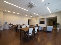 明るい共用ラウンジ