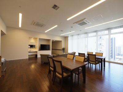 広々とした明るいラウンジ