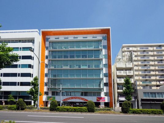 橙色の建物の外観