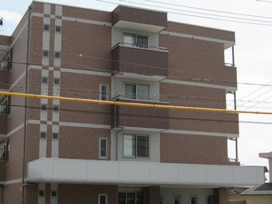 茶色の建物の外観