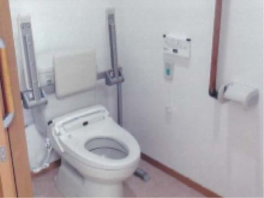 トイレの壁には黄緑色の押しボタンが設置されており、体調不良などの緊急の場合に介護スタッフを呼び出すことができる。
