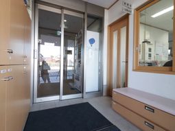 入口付近の明るい空間