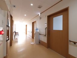 暖かみのある廊下の風景