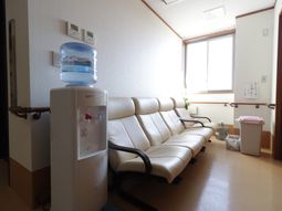 待合室の椅子とウォーターサーバー