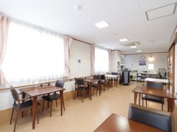 明るい食堂の様子