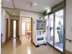 清潔な廊下と自動販売機