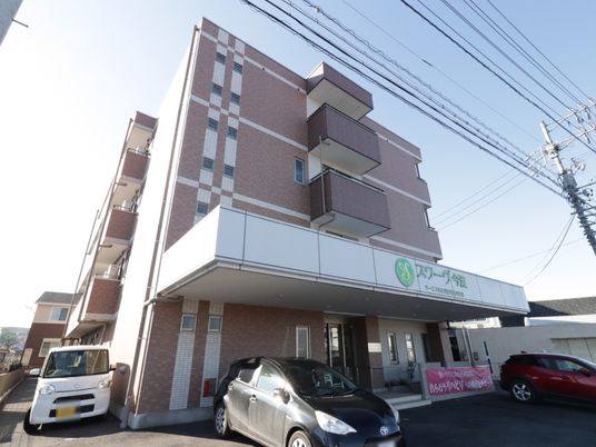 明るく清潔な施設の外観
