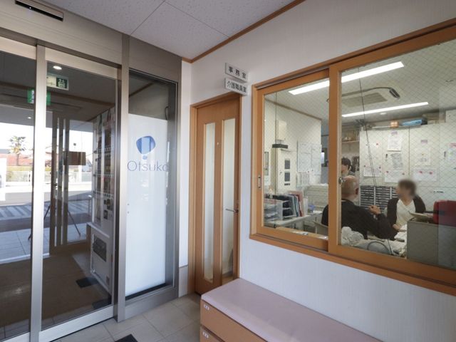 エントランスの明るい風景 エントランス スタッフと利用者の会話が活気づくエントランスです。素敵な笑顔でお迎えする暖かい環境がここにはあります。