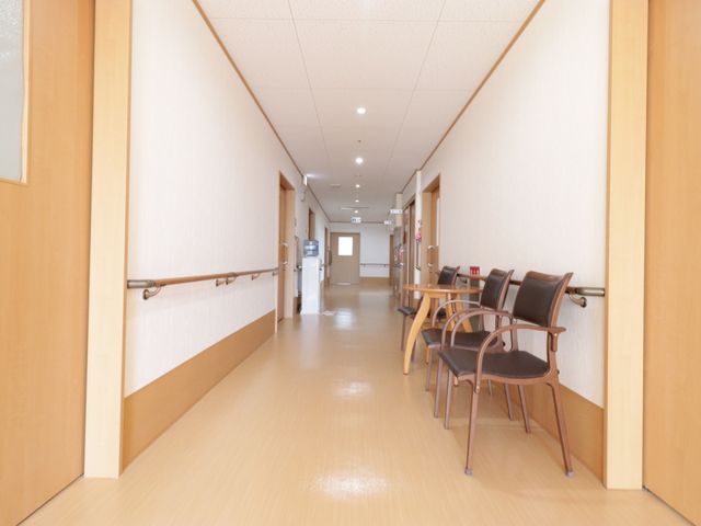 廊下に設置された椅子 通路 広々とした廊下には随所に手すりが設置され、待合の椅子もございますので、ゆっくりと休憩しながら移動ができます。