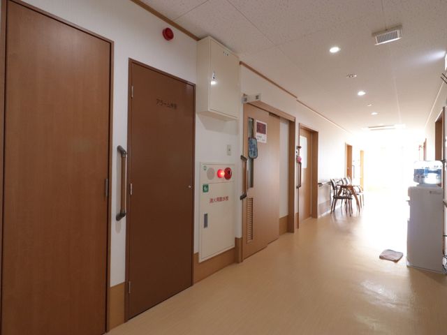 清潔感のある明るい廊下 通路 奥に光が差し込む快適な廊下で、職員や利用者の方々の心地よい日常が想像できます。