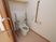 サムネイル 白壁の清潔感のある居室トイレの様子。緊急時に呼出ボタンを押すと、ただちにスタッフが対応してくれるので安心である。