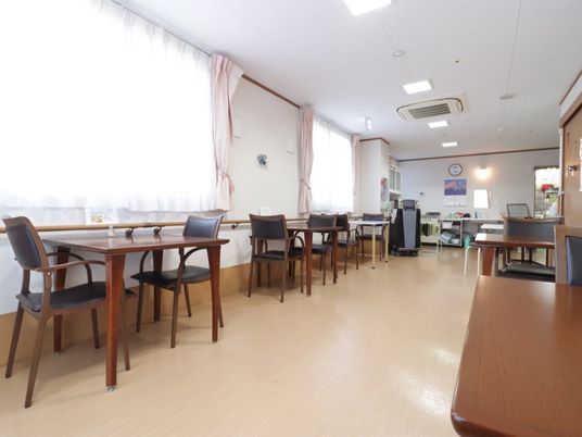 明るく広々とした食堂