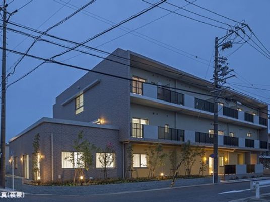 夕暮れ時の施設外観