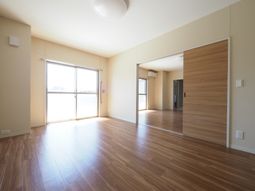 広々とした明るい居室