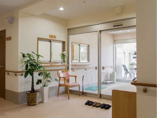 エントランスのアプローチ