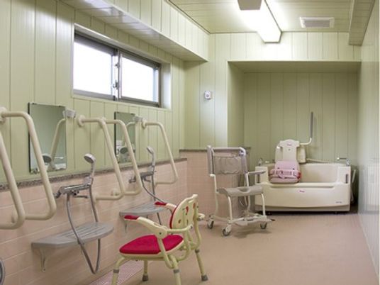 バリアフリー設計の浴室