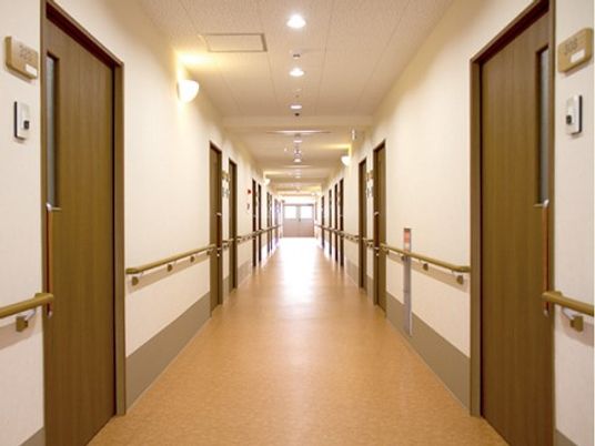 清潔な施設の廊下