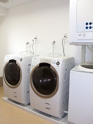 清潔な洗濯機並ぶ空間