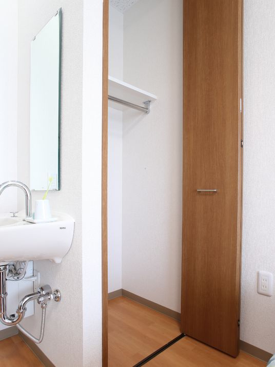 洗面台のある明るい洋室