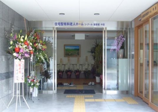 花で飾られた施設入口