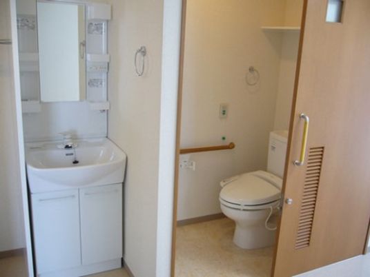 清潔なトイレと洗面台