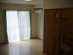 明るい個室とトイレ