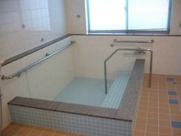 バリアフリーの浴室設備