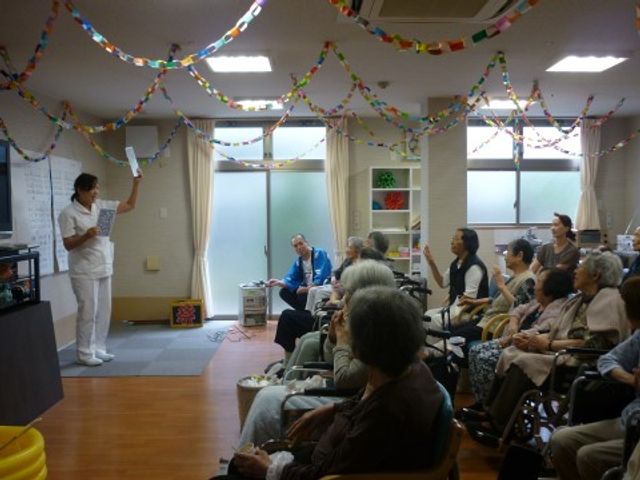 多目的室での楽しい一コマ イベント行事 笑顔があふれるアクティビティ室で、スタッフが楽しい催しを提供。心地よい交流の場が、あなたを待っています。