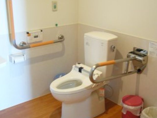 バリアフリートイレ設備 トイレ 手すり完備の清潔なトイレです。安心してご使用いただけるよう配慮された設計となっております。