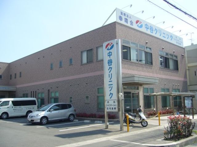 施設の外観と看板 外観 広々とした駐車場があり、施設へのアクセスがしやすそうです。外観が清潔感にあふれ、心地よい職場環境を期待できそうです。