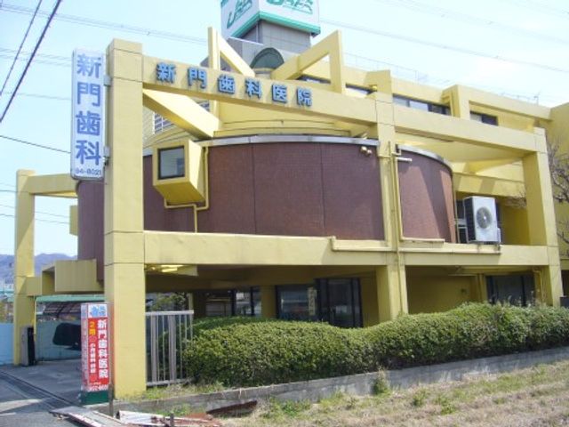 黄色い建物の外観 近くにある歯科 目を引く黄色い建物は、訪れる皆様を明るく迎え入れます。余裕を持ったスペースが配されたアプローチも魅力です。