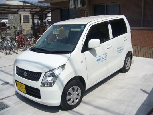 送迎用の白い車