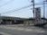 広々とした施設の正面