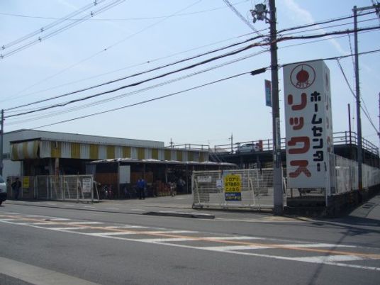 広々とした施設の正面