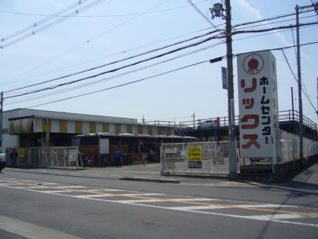 広々とした施設の正面 ホームセンター ゆったりとした入口が特徴の建物です。周辺は開放感があって、気持ちの良い環境でお迎えします。