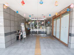 エントランスのカラフルな装飾