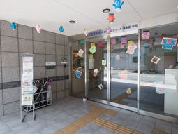 エントランスの飾り付けあり