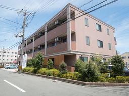 ピンク色の建物の外観