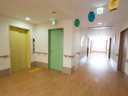 明るく清潔な廊下