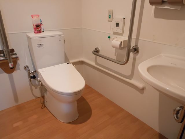 バリアフリー対応のトイレ トイレ 手すり付きで安心な清潔なトイレ空間です。車椅子の方も使いやすい工夫がされています。