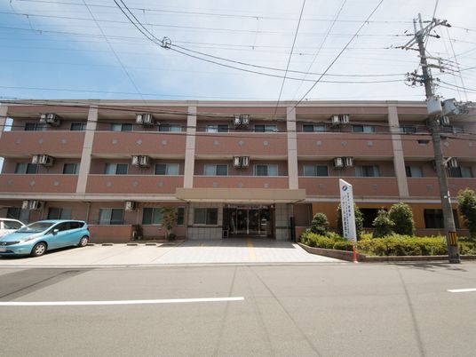 多階層の建物の外観