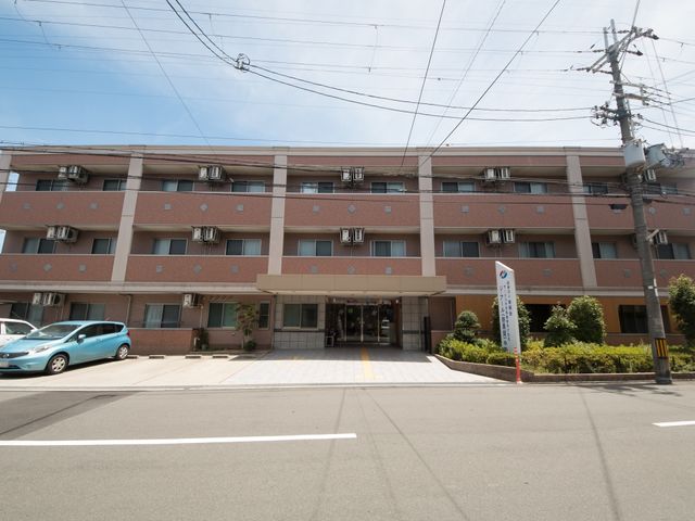 多階層の建物の外観 外観 広々とした入り口が備わる、明るい雰囲気の建物です。清潔感のあふれる環境で、新たな職場としていかがでしょうか。
