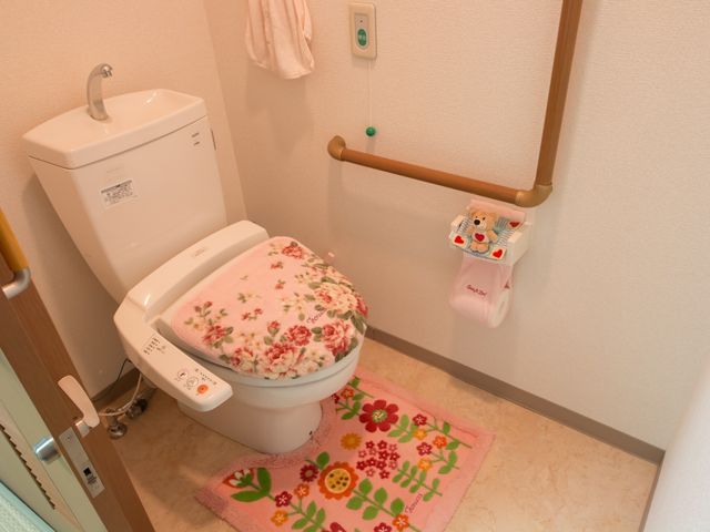 快適なトイレ設備 トイレ 手すりが設けられた清潔感のあるトイレです。日常生活を支える配慮が施された環境が整っております。