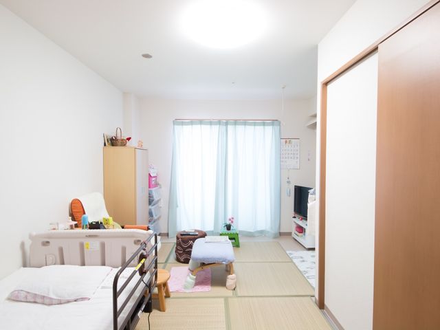 居心地の良い和室 居室 ひとり一部屋の明るく清潔な居室です。日本の伝統的な畳の香りが心地よく、プライベートな時間をゆっくりお過ごしいただけます。