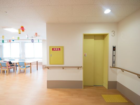 エレベーターと廊下の空間