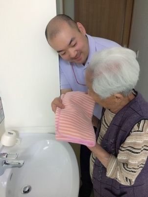 スタッフと利用者の笑顔
